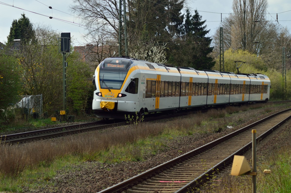 Vor wenigen Sekunden ist der ET 7.07 als RE 13 vom Bahnsteig in Boisheim abgefahren und setzt seinen Weg nach Hamm in Westfalen fort. 23.3.2014