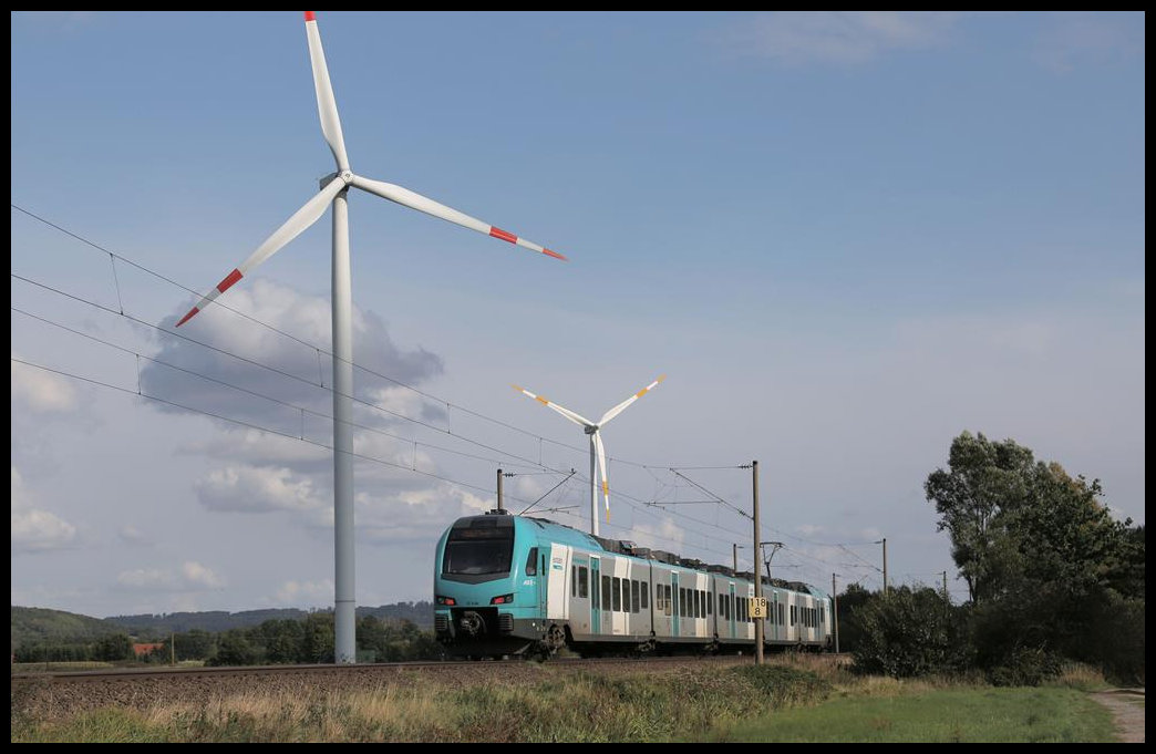 Vor den Windrädern bei Westerhausen fährt der ET 4.04 der Eurobahn am 9.9.2019 um 10.19 Uhr in Richtung Bielefeld.
