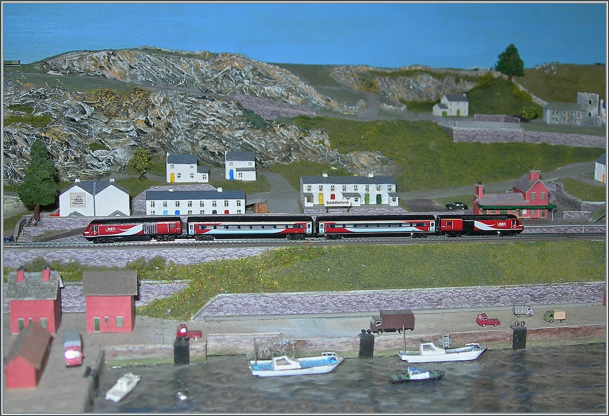 Vor einer Woche in Schottland abgefahren, gestern angekommen und heute schon auf Probefahrt: Der T Gauge LNER HST 125 Class 43 43311 (links) und 43310 (links) mit zwei Zwischenwagen in Saddleford in Microbritannien.
Das T Gauge Modell wurde von der LNER lizenziert.
Und einmal mehr zeigt sich, wie schwierig es ist, in dieser kleinen Nenngrösse (Makrobereich) einigermassen scharfe Bilder hinzubekommen.  

12. Februar 2021