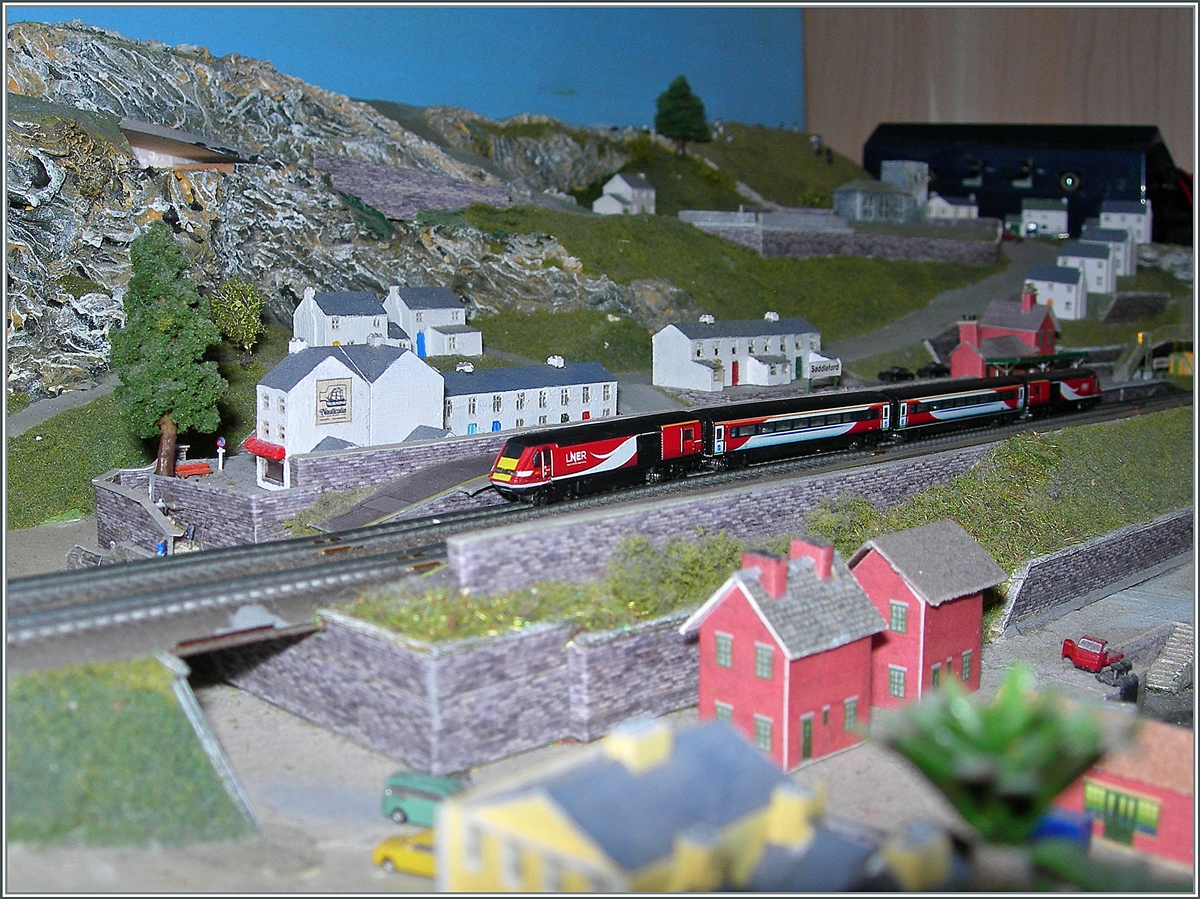 Vor einer Woche in Schottland abgefahren, gestern angekommen und heute schon auf Probefahrt: Der T Gauge LNER HST 125 Class 43 43311 (links) und 43310 (links) mit zwei Zwischenwagen in Saddleford in Microbritannien. 

Das T Gauge Modell wurde von der LNER lizenziert.

12. Februar 2021