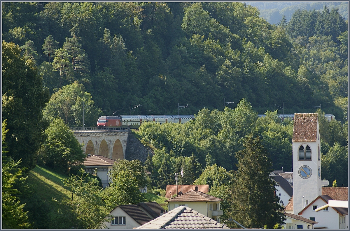Vor einer Woche unangenehm überrascht, nutzte ich heute die  Ausnahme der Regel  für ein Foto: Der IR 27 3464 wird im Gegensatz zu den meisten anderen Umleiterzügen via Läufelfingen nicht geschoben, sondern gezogen. Die SBB Re 460 070-6 mit ihrem IR 27 3464 unterwegs von Luzern nach Basel, kurz Rümligen auf der 128 Meter langen und bekannten Brücke von Rümligen.
18. Juli 2018 
