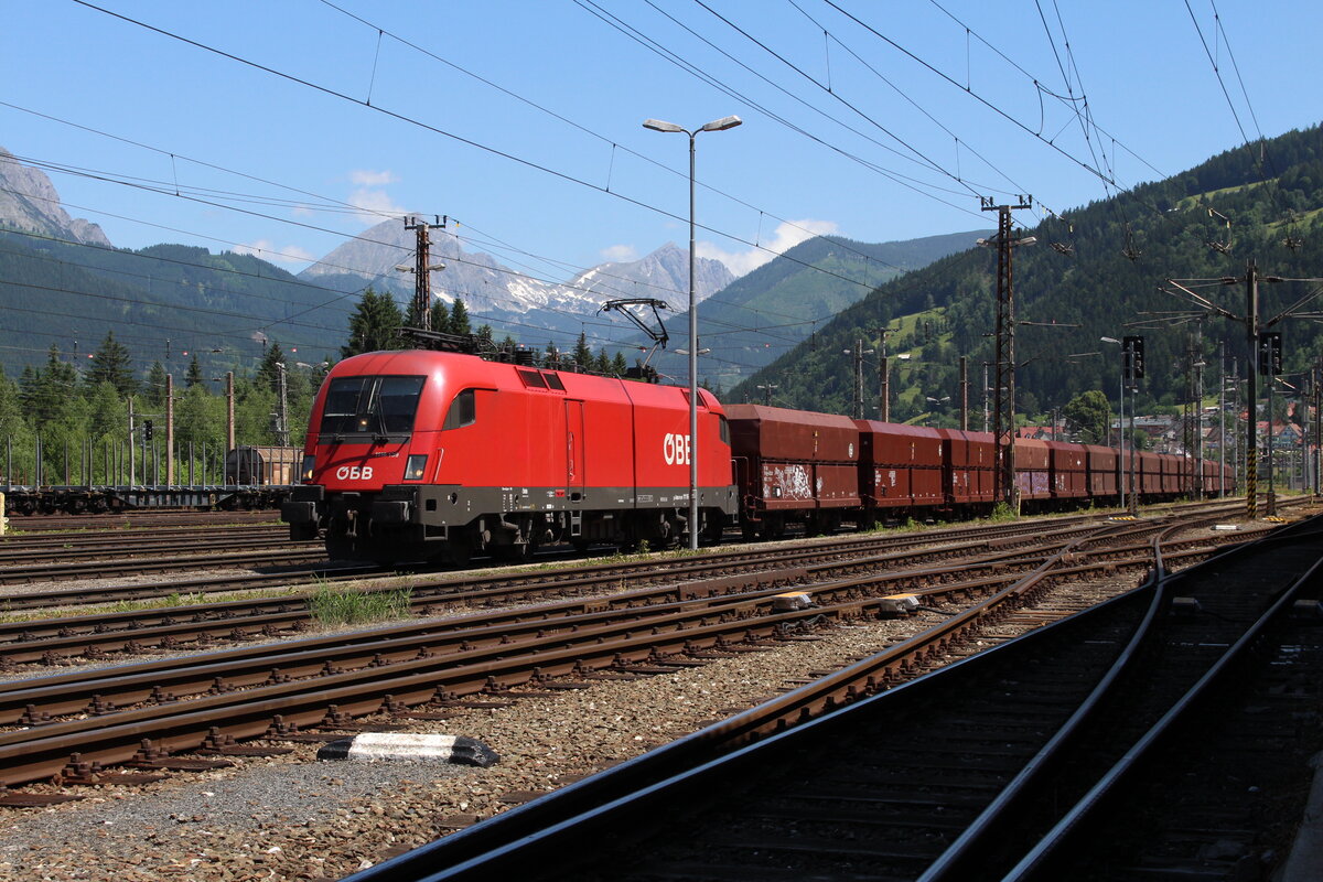 Vor der wunderschönen Bergkulisse der Pyhrn-Priel Region steht am 22.6.2021 der LGAG 48461 bespannt mit der 1116 139 im Bahnhof Selzthal und wartet auf die Weiterfahrt nach Leibnitz.