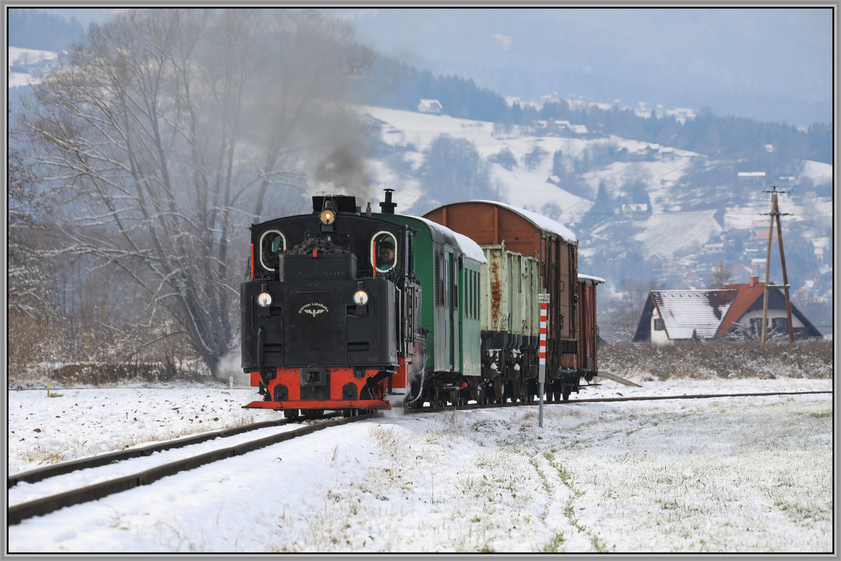 Vorab Vielen lieben Dank an Max und Tono für diesen wunderbaren Wintertag im Stainztal. Kurzerhand´s wurde ein Fotogüterzug auf die Beine gestellt um durch die Winterlandschaft zu dampfen. 
Hier kurz nach Stainz geht die Reise los nach Preding. 
16.12.2018
