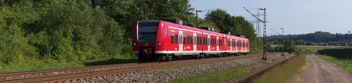 Vorabendprogramm IV..Nein es gibt kein Großstadtrevier zu sehen, sondern Eisenbahn pur. Am 18.07.2014 hatten wir Besuch aus Luxemburg. Unsere Eisenbahnfreunde Jeanny und Hans hatten uns besucht. Während Jeanny und Ivie sich zu Hause schon mal um die Salate für unseren späteren  Schwenkerabend  (im Reich wird gegrillt) vorgenommen haben, waren Hans und ich noch ein wenig an der Strecke. Tagsüber war es viel zu heiß. 426 039 + 426 022 sind als Verstärker RB von St. Ingbert nach Dillingen Saar unterwegs. Dies ist die letzte Fuhre des Tages im Zwischentakt. Bahnstrecke 3230 Saarbrücken - Karthaus beim Kraftwerk Ensdorf 