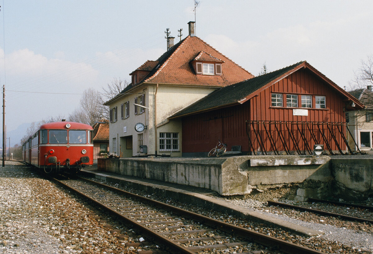 Voralbbahn Göppingen-Boll (eine Nebenbahn der DB): Uerdinger Schienenbus vor dem Zielbahnhof Boll (01.03.1985)