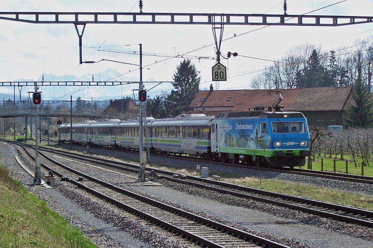 Voralpen-Express IR 2417 von Luzern erreicht am 27.03.2010 in Krze seinen Zielbahnhof Romanshorn.