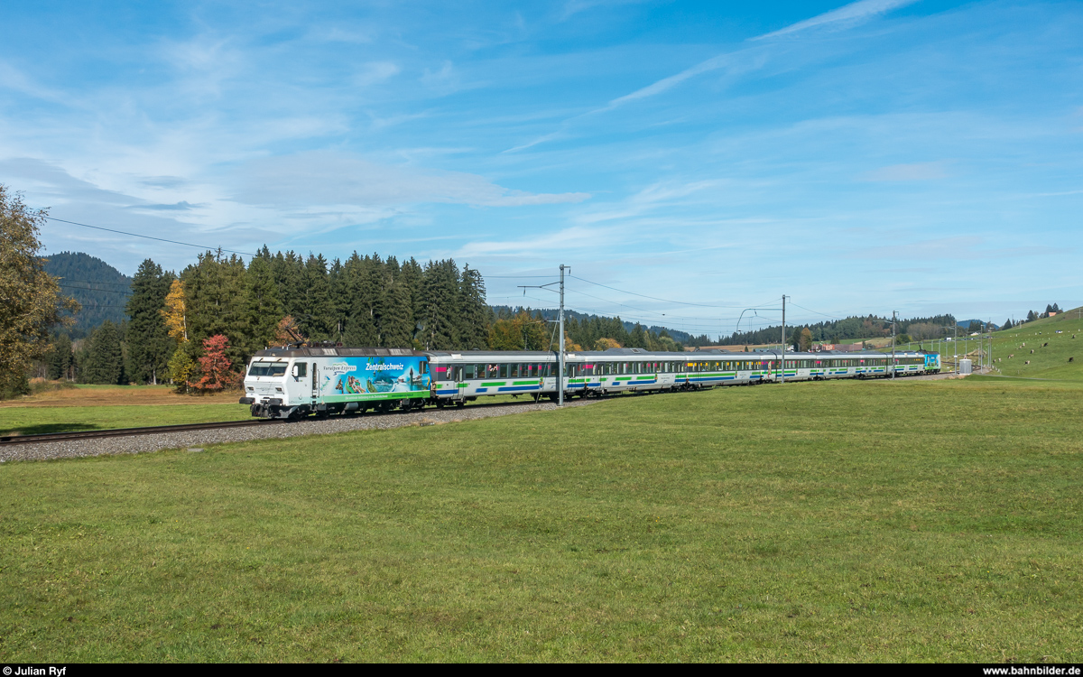 Voralpen-Express mit Re 456 091 und 096 am 7. Oktober 2017 zwischen Altmatt und Rothenthurm.