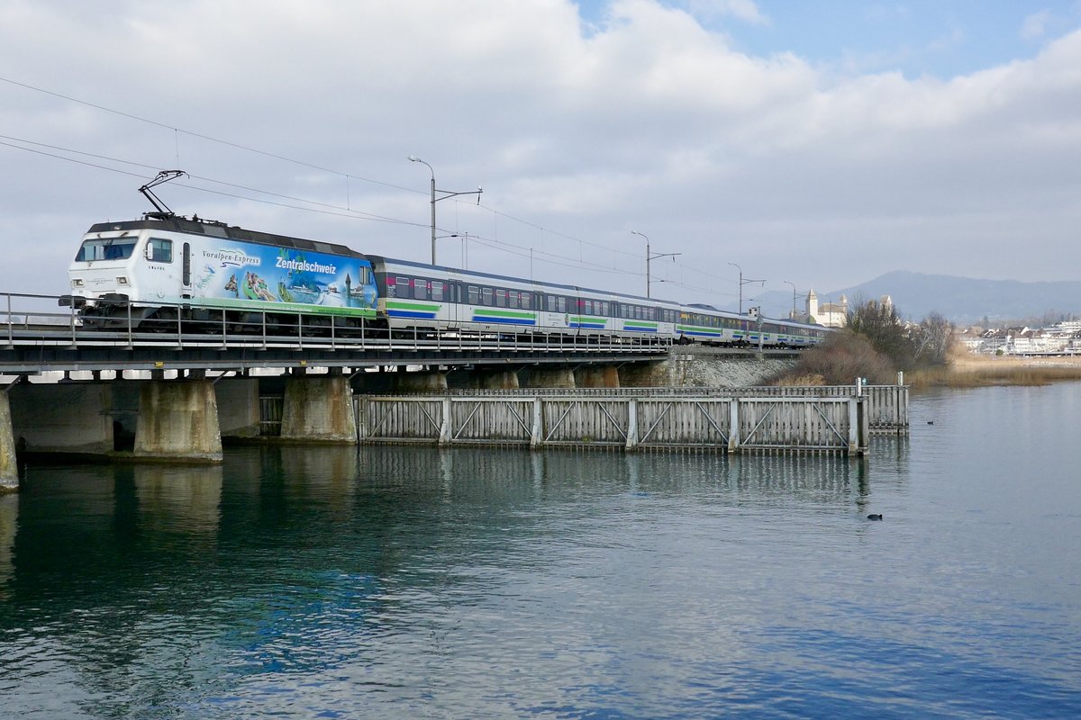 Voralpen-Express nach Luzern mit der Re 456 091, am 13.1.18 auf dem Seedamm nach Rapperswil.