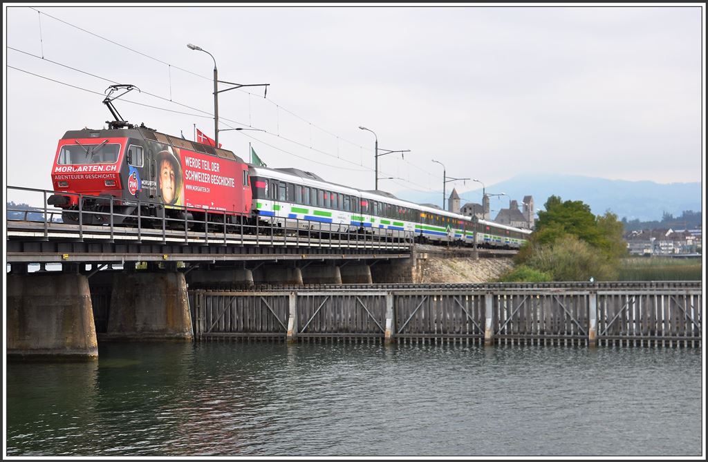 Voralpenexpress 2572 nach St.Gallen mit Re 456 092 am Schluss. Seedamm Rapperswil. (10.09.2015)