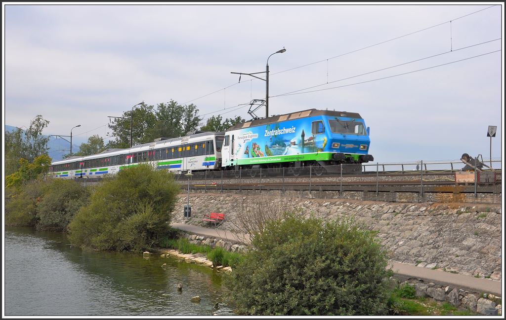 Voralpenexpress 2572 nach St.Gallen mit Re 456 091 an der Spitze. Seedamm Rapperswil. (10.09.2015)