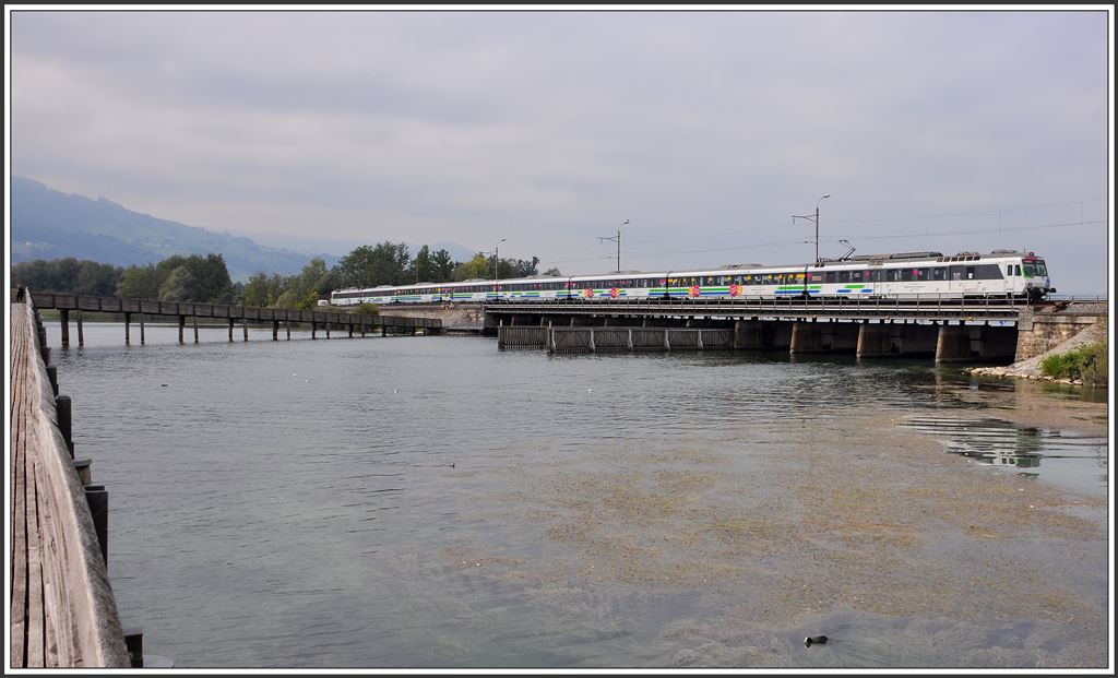 Voralpenexpress 2573 nach Luzern mit zwei RBDe 561. Seedamm Rapperswil. (10.09.2015)