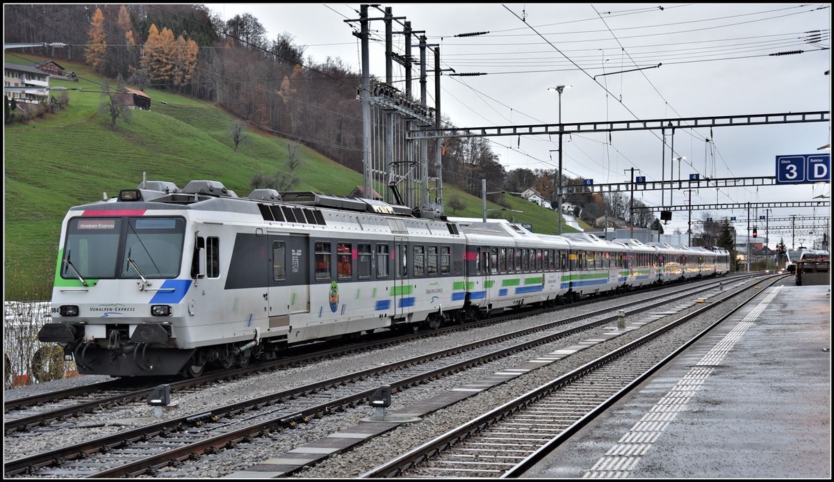 Voralpenexpress mit zwei RBDe 4/4 in Herisau. (02.12.2018)