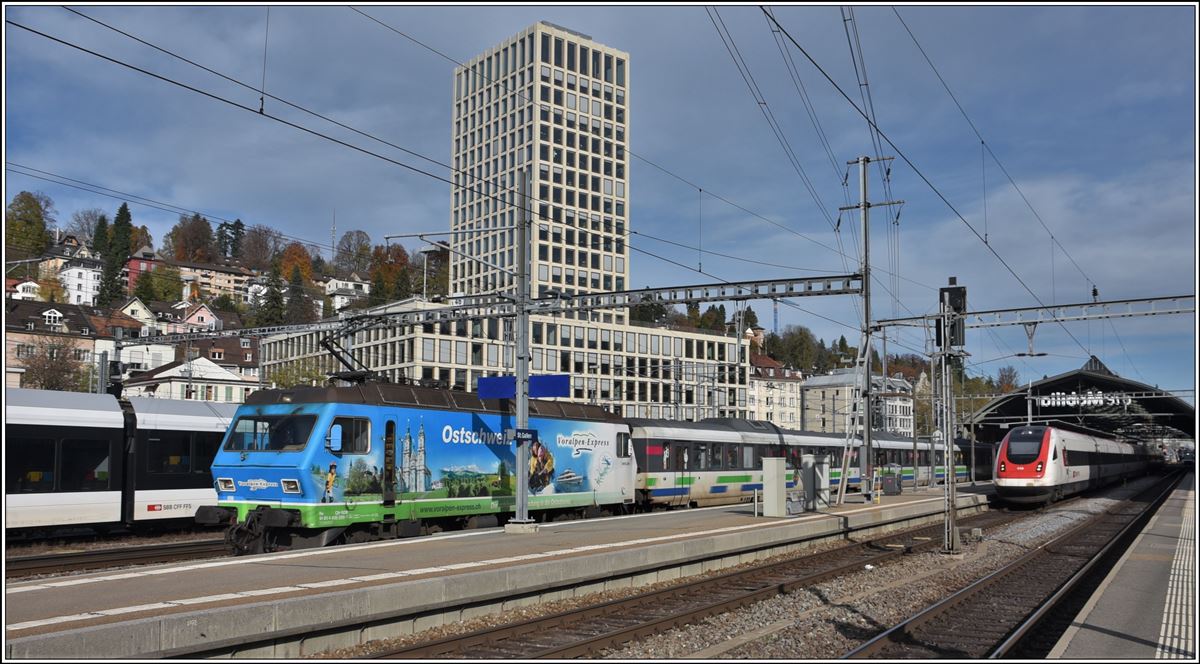 Voralpenexpress  nach Luzern VAE2574 mit der 456 096-7 an der Spitze in St.Gallen. (13.11.2019)