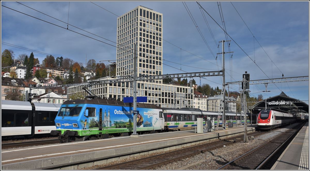 Voralpenexpress  nach Luzern VAE2574 mit der 456 096-7 an der Spitze in St.Gallen. (13.11.2019)