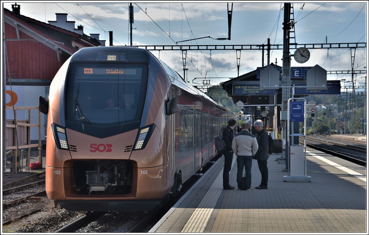 Voralpenexpress VAE2581 mit dem Traverso 103 in Pfäffikon SZ. (10.10.2019)