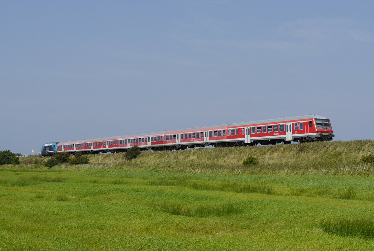 Voraussichtlich noch bis Oktober werden auf der Marschbahn aber auch Ersatzzüge gebraucht, wie z.B. der reine n-Wagen-Park, den 245 208 hier Richtung Festland schiebt (Keitum, 29.8.17).