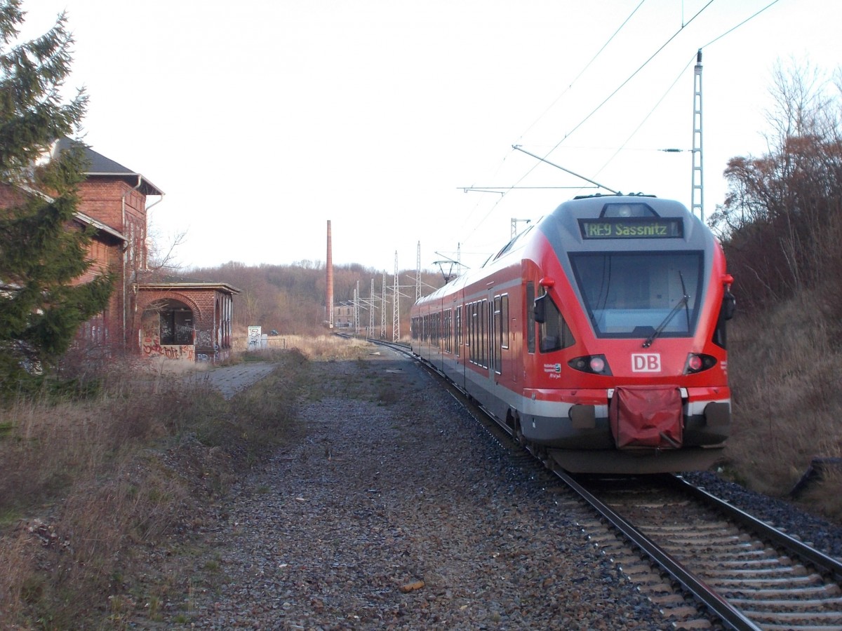 Vorbei am alten Bahnhof verließ 429 026 am 24.Dezember 2015 die Station Sagard.Aufnahme vom Bahnsteigende.