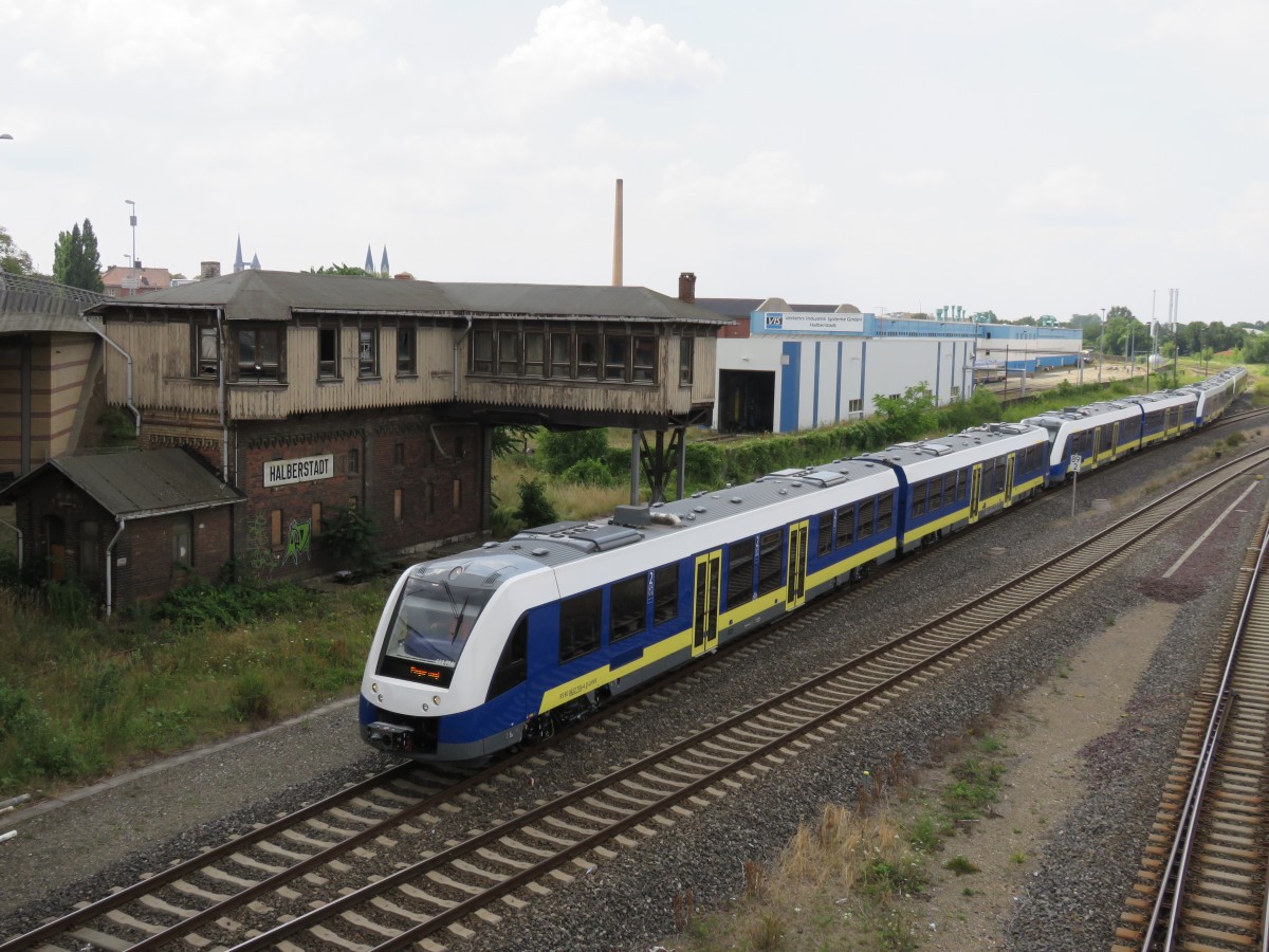 Vorbei am ausgedienten Fahrdienstleiterstellwerk in Halberstadt rangieren  nagelneue Fahrzeuge der BR Lint 54 am 22.07.2014