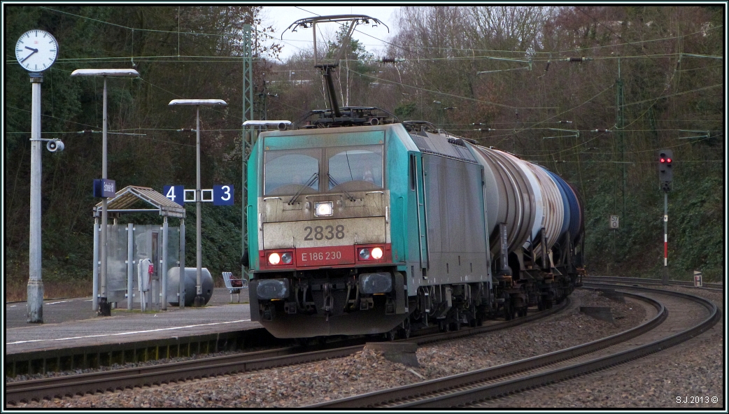 Vorbei am Bahnsteig in Eschweiler,die belgische 2838 mit einen gemischten Güterzug am Haken,auf den Weg nach Köln Gremberg. Bildlich festgehalten am 23.Dez.2013.