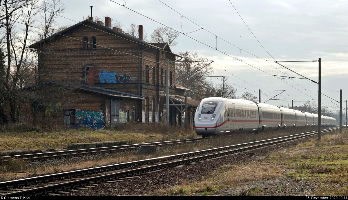 Vorbei am ehemaligen Bahnhofsgebäude von Raguhn, fährt 812 030-5 (Tz 9030) fernab seines Regelwegs seinem nächsten Halt, Berlin Südkreuz, entgegen.

🧰 DB Fernverkehr
🚝 ICE 602 (Linie 28) München Hbf–Hamburg-Altona
🚩 Bahnstrecke Trebnitz–Leipzig (KBS 251)
🕓 5.12.2020 | 10:44 Uhr