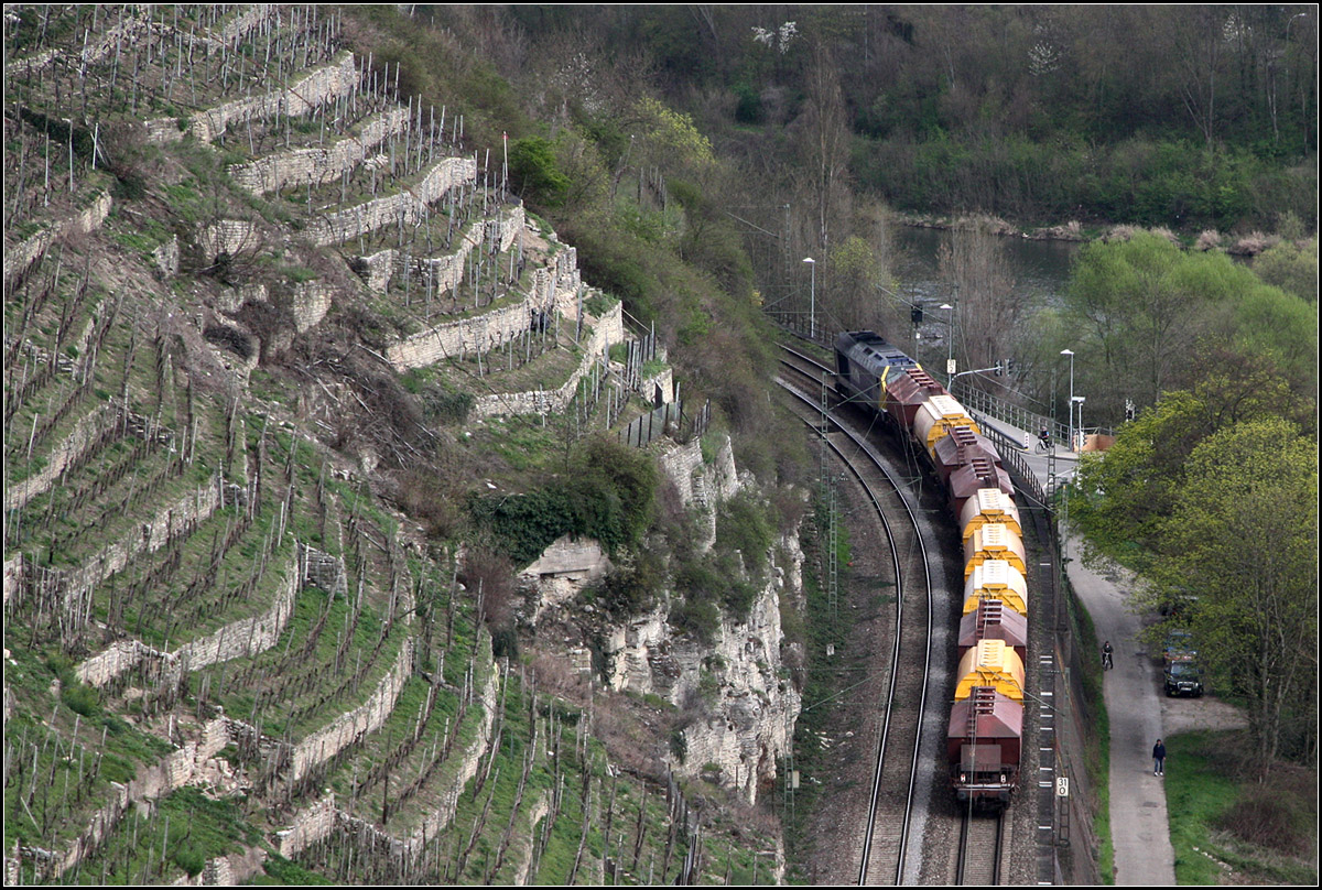 Vorbei am steilen Weinberg -

Nachschuss auf einen Güterzug auf der Strecke Stuttgart - Heilbronn zwischen Besigheim und Wallheim.

10.04.2016 (M)