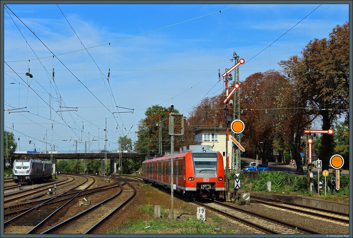 Vorbei am Stellwerk Hs und den Ausfahrsignalen verlässt 425 532-9 am 08.09.2018 den Hanau Hbf Richtung Frankfurt.