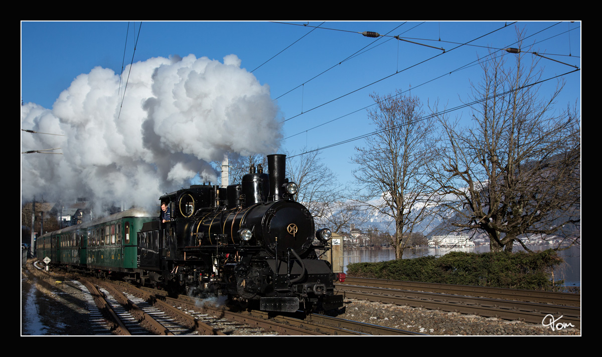 Vorbei am Zellersee mit dem Grand Hotel im Hintergrund, zieht die JZ 73-019 der Pinzgaubahn, den Wintermärchendampfzug 3394 von Zell am See nach Krimml.
Zell am See 29.12.2016