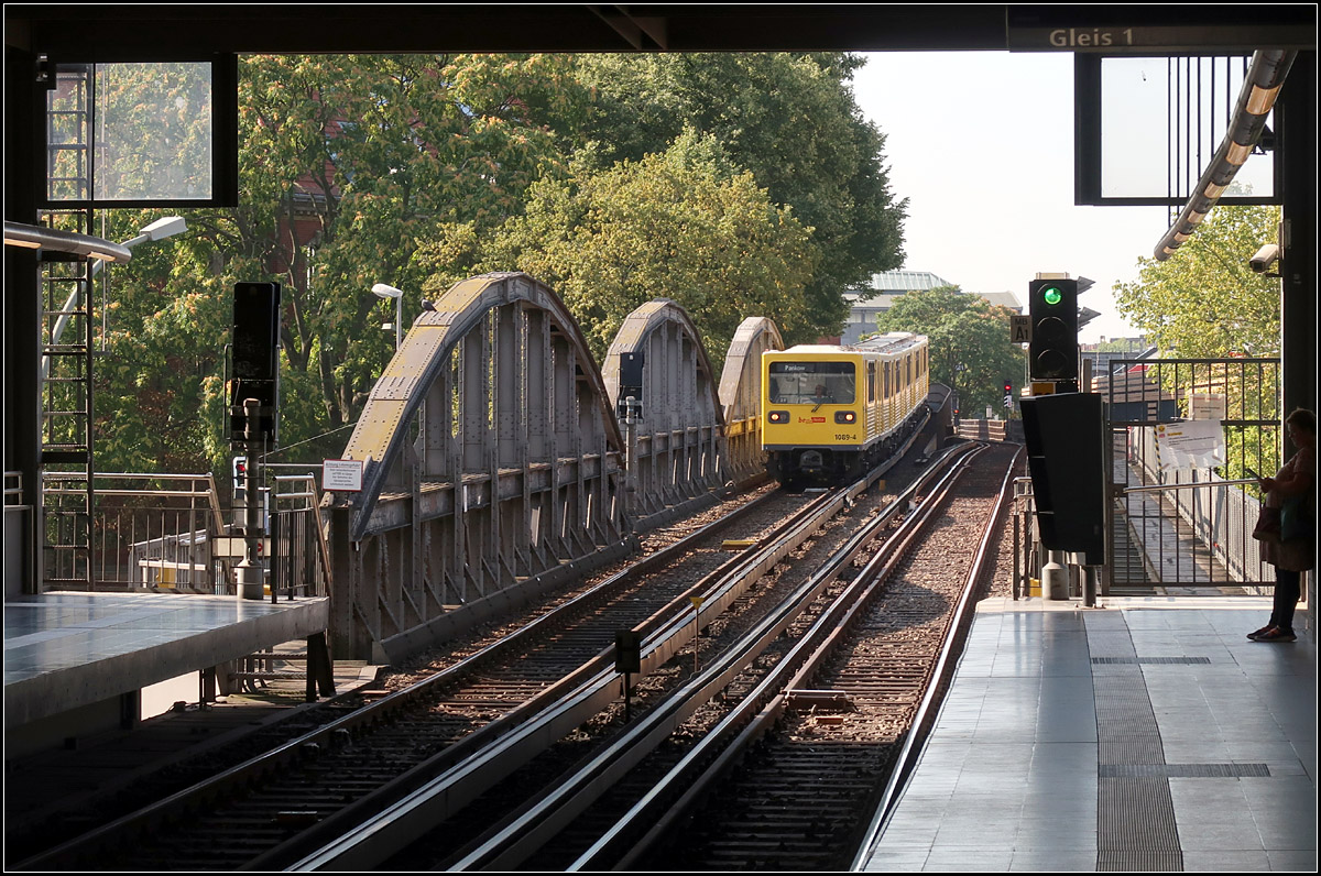 Vorbei an Brückenbögen -

Bevor der U-Bahnzug vom Typ GI die Station Mendelssohn-Bartholdy-Park erreicht überquert er den Landwehrkanal auf einer Brücke. Blickrichtung Gleisdreieck. Der Höhenunterschied der Gleise im Hintergrund hängt noch mit dem ursprünglichen echten Gleisdreieck zusammen; die Verzweigungen waren alle Kreuzungsfrei. Heute kreuzen sich hier die Strecken.

22.08.2019 (M)