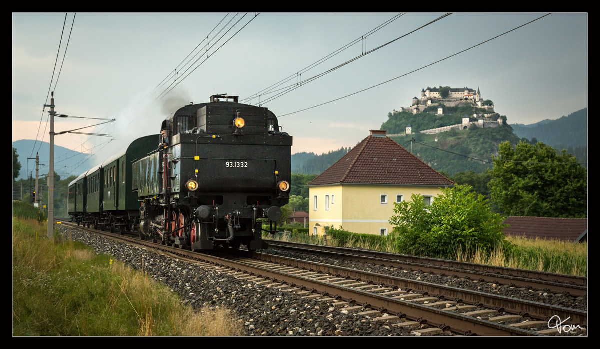 Vorbei an der Burg Hochosterwitz, fährt die Dampflok 93.1332 von Wietersdorf nach Klagenfurt.
Launsdorf 26.07.2019