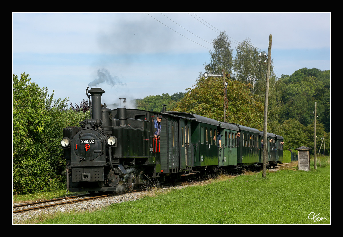 Vorbei an einem der letzten Formsignale auf der Steyrtalbahn, fährt die ÖGEG Dampflok 298.102 von Steyr nach Grünburg.
Aschach an der Steyr 23.09.2017