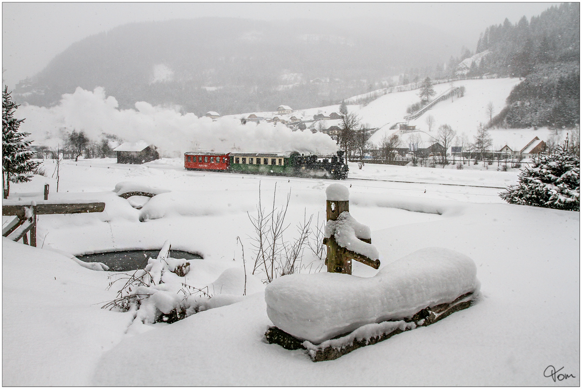Vorbei an den fast zugefrorenen Fischteichen nahe Ramingstein, zieht die Dampflok U 11  Mauterndorf  ihrem Sonderzug in Richtung Tamsweg. 
7.2.2012