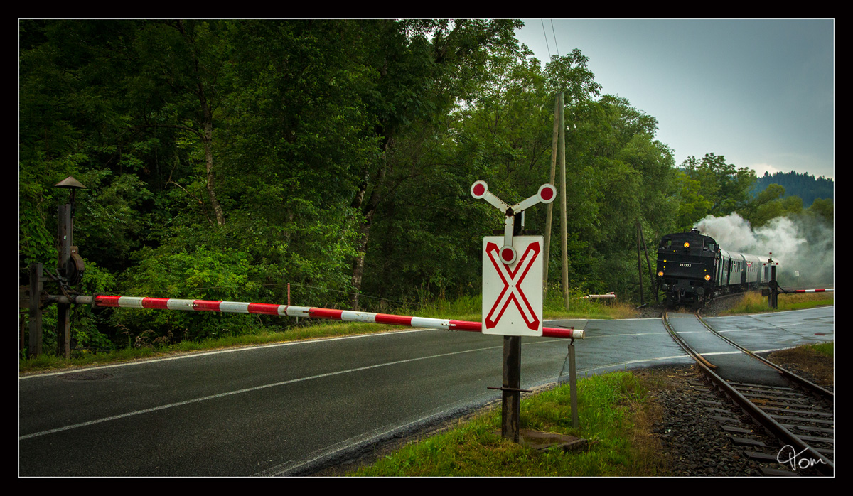Vorbei an der Löffelrad Schranke nahe Eberstein, fährt die NBik Dampflok 93.1332 durch das Görschitztal von Wietersdorf nach Klagenfurt. 26.07.2019