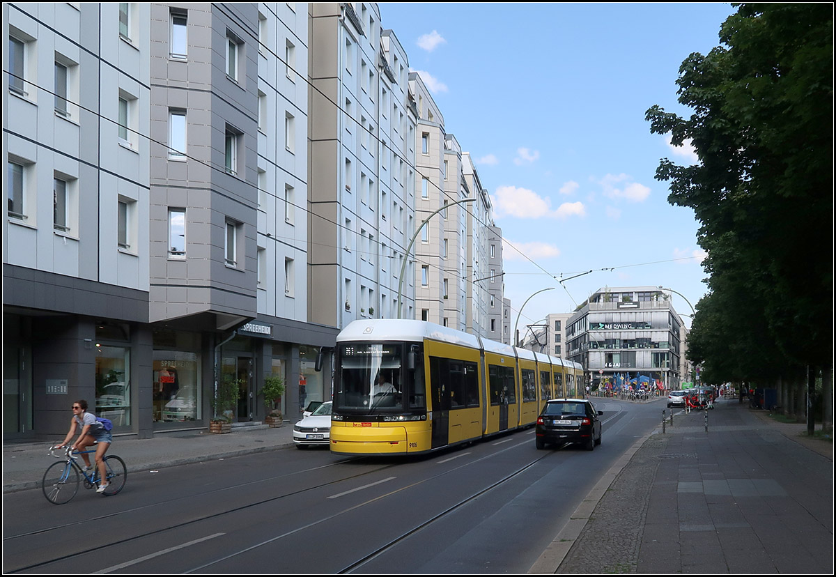 Vorbei an Plattenbauten - 

Flexity Tram in der Rosenthaler Straße in Berlin.

22.08.2019 (M)