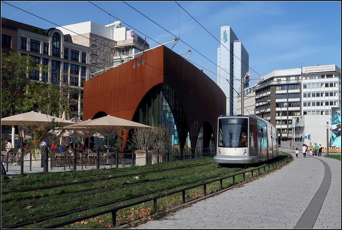 Vorbei an viel Corton-Stahl - 

Da wo früher die Tausendfüssler-Hochstraße verlief ist von den Autos nicht mehr viel zu sehen, diese fahren jetzt im Tunnel. Die Straßenbahn fährt in der Berliner Allee auf einer Rasentrasse an dem neuen rostbraunen Restaurantgebäude am Martin-Luther-Platz. Im Hintergrund das bekannte Dreischeibenhaus.

13.10.2019 (M)