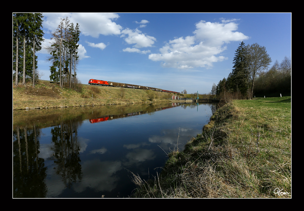 Vorbei an der Wehr in Passhammer, zieht eine 2016 einen Güterzug in Richtung Pöls. 
04_04_2016