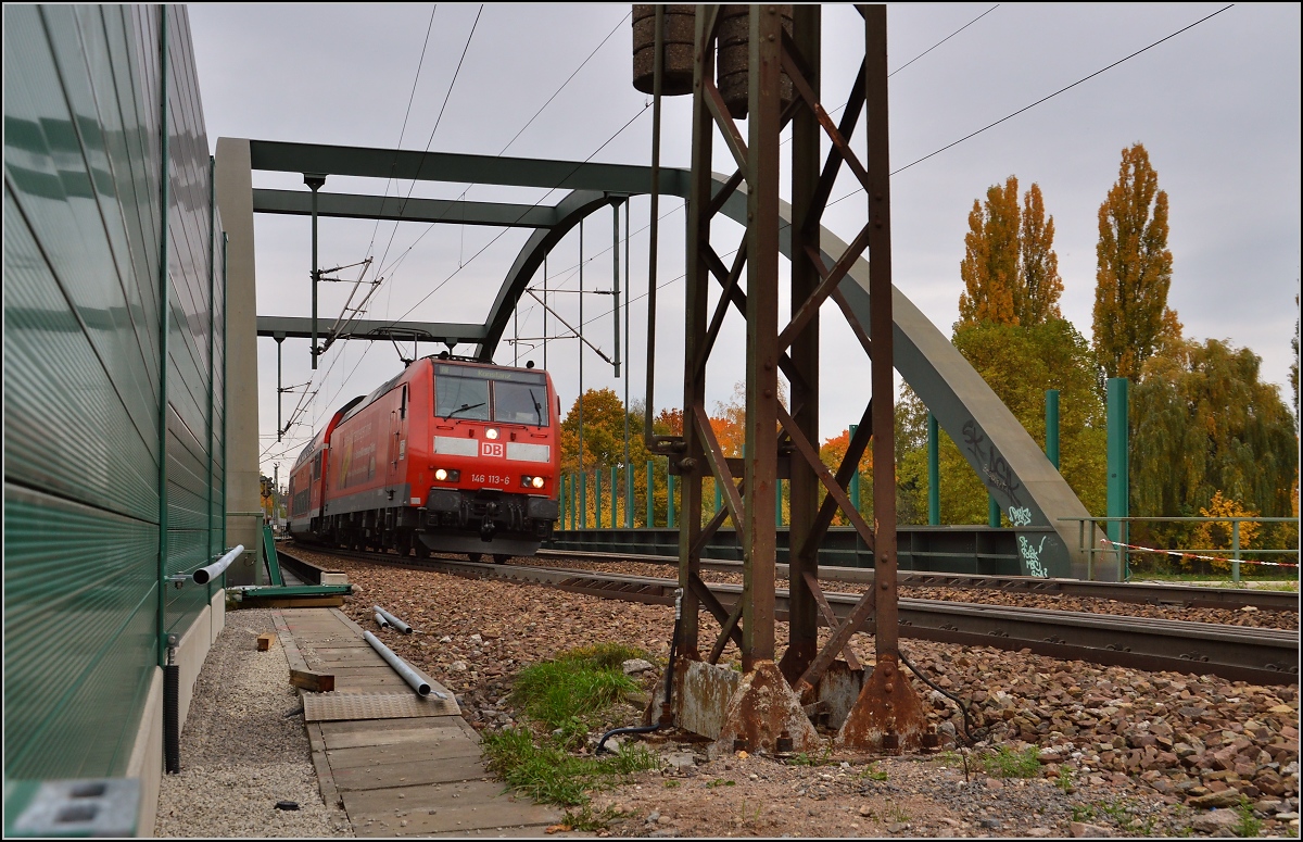 Vorbei ist's mit der Fotoherrlichkeit am Rastatter Nadelöhr. 

Die Schwarzwaldbahn mit Rheintallok 146 113-1 legt sich in die Kurve auf der Murgbrücke. Oktober 2015.

Für Zweifler: Erstaunlicherweise konnte man noch erlaubt durch eine Lücke in der neuerrichteten Schallschutzwand lugen ohne den Gleisbereich zu betreten.