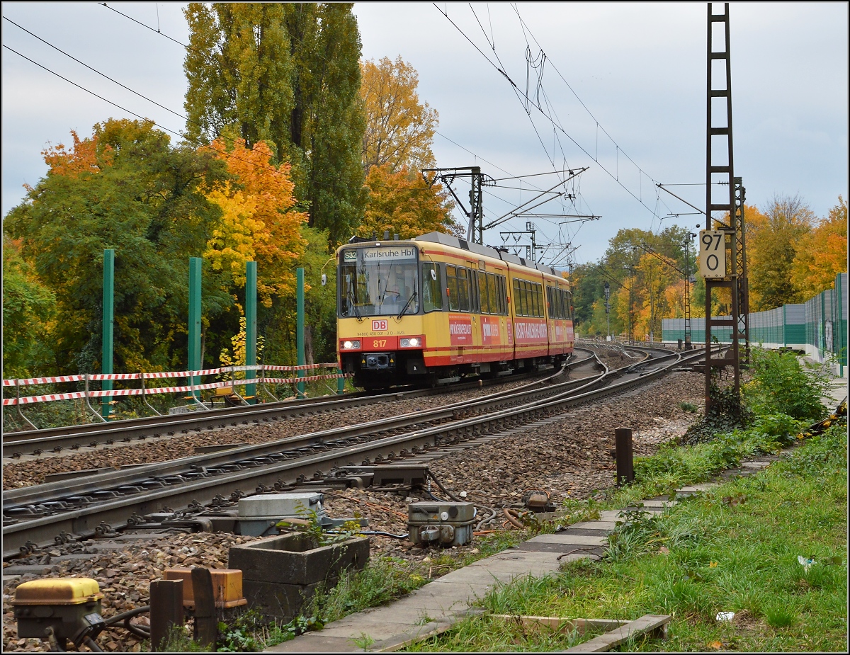 Vorbei ist's mit der Fotoherrlichkeit am Rastatter Nadelöhr. 

Die Straßenbahn 450 001-3 alias Wagen 817 der AVG an der Einmündung der ehemaligen Wintersdorfer Strecke. Oktober 2015.

Für Zweifler: Erstaunlicherweise konnte man noch erlaubt durch eine Lücke in der neuerrichteten Schallschutzwand lugen ohne den Gleisbereich zu betreten.
