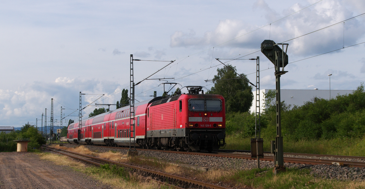 Vorbei sind die Einsätze der Baureihe 143 und der Doppelstockwagen auf der Saar- und Moselstrecke. Seit Dezember 2014 rollen die SÜWEX Flirt3 Züge zwischen Koblenz - Saarbrücken und Kaiserslautern (Mannheim) über die Gleise. 143 129-5 ist mit dem RE Koblenz - Saarbrücken beim Kraftwerk Ensdorf unterwegs, noch ein Halt in Völklingen und dann ist das Ziel Saarbrücken Hbf. erreicht. 29.06.2013 Bahnstrecke 3230 Saarbrücken - Karthaus