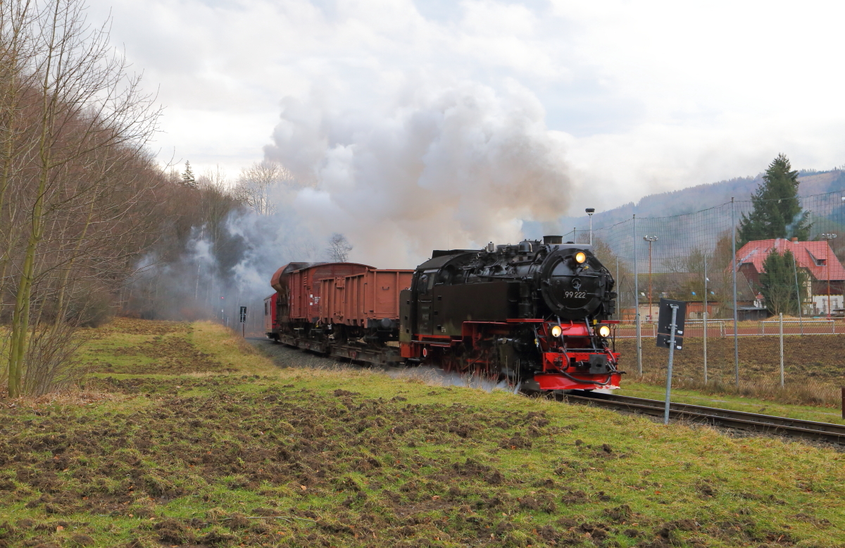 Vorbeifahrt von 99 222 mit Fotogüterzug am 06.02.2016 am ersten geplanten Fotostandort, im Rahmen einer Sonderzugveranstaltung der IG HSB. Dieser befindet sich am Kilometer 55,8 zwischen Wernigerode- Hasserode und dem Haltepunkt Steinerne Renne. (Bild 2)