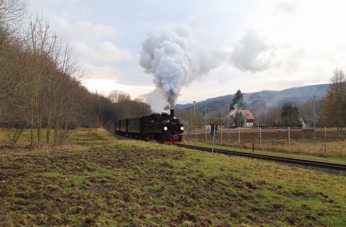 Vorbeifahrt von 99 5901 mit IG HSB-Sonderzug 1 am 06.02.2016 in Höhe von Kilometer 55,8 zwischen Hasserode und Steinerne Renne. Der Zug wird nach der Vorbeifahrt seine Fahrt ohne Halt bis Steinerne Renne fortsetzen. Die Fotografen werden dann, nach Durchfahrt des Fotogüterzuges vom Sonderzug 2 übernommen. (Bild 1)