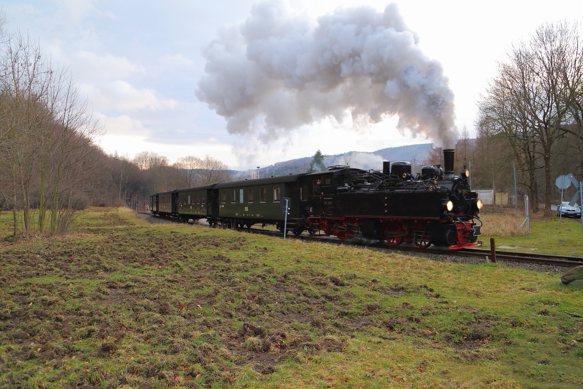 Vorbeifahrt von 99 5901 mit IG HSB-Sonderzug 1 am 06.02.2016 in Höhe von Kilometer 55,8 zwischen Hasserode und Steinerne Renne. Der Zug wird nach der Vorbeifahrt seine Fahrt ohne Halt bis Steinerne Renne fortsetzen. Die Fotografen werden dann, nach Durchfahrt des Fotogüterzuges vom Sonderzug 2 übernommen. (Bild 2)