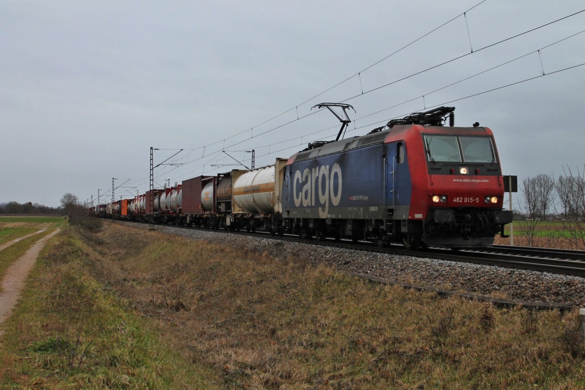 Vorbeifahrt am 03.01.2014 von SBB Cargo Re 482 015-5 mit einem gemischten Containerzug bei Hügelheim, nördlich von Müllheim (Baden), gen Freiburg.