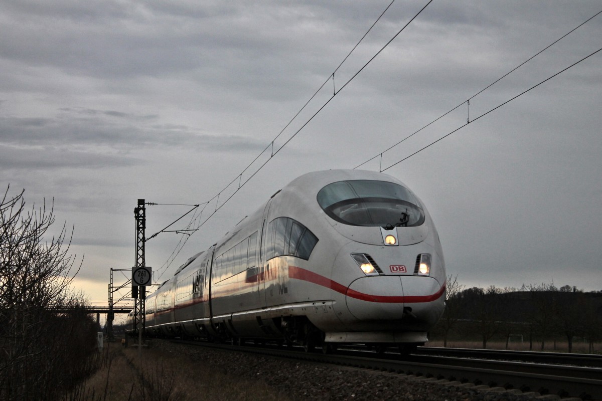 Vorbeifahrt am 06.01.2014 von 406 502-5 als ICE 105 (Amsterdam Centraal - Basel SBB) nördlich von Müllheim (Baden) bei Hügelheim. An diesem Tag fuhr der ICE 105 (Bild) nicht zusammen mit dem ICE 505 (Köln Hbf - Basel SBB), was auch öfters mal vorkommt.
