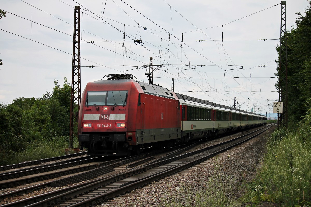 Vorbeifahrt am 12.07.2014 vom EC 9 (Hamburg Altona - Zürich HB) mit der 101 043-8 beim Abzweig Leutersberg.