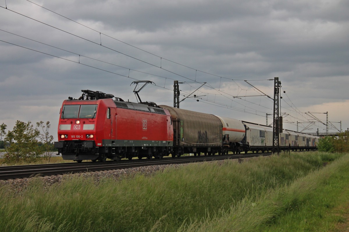 Vorbeifahrt am 23.05.2013 der Mannheimer 185 106-2 mit einem Gemischten Gterzug nrdlich von Mllheim (Baden) neben Hgelheim gen Schweiz.