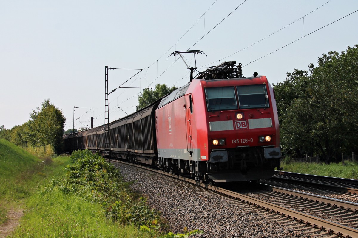 Vorbeifahrt bei Kollmarsreute von 185 126-0 mit einem H-Wagen Zug in Richtung Süden. (01.08.2014)