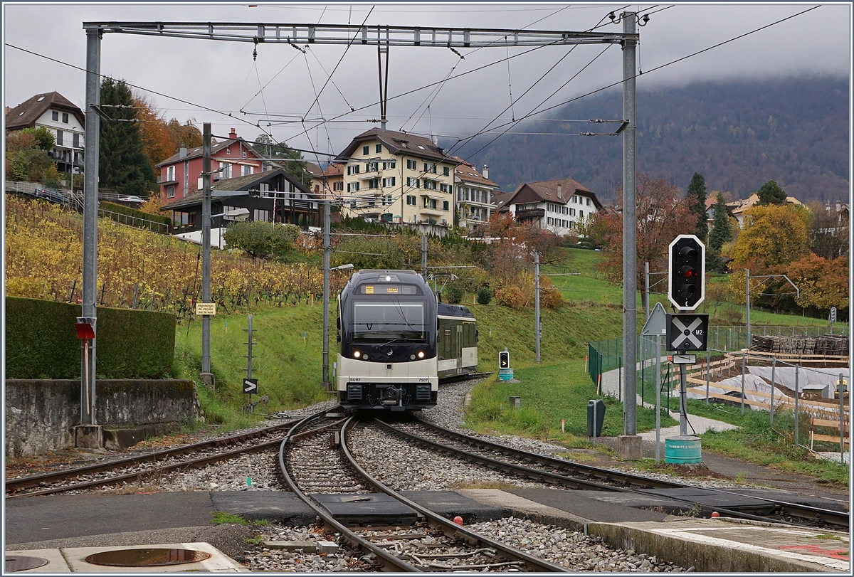 Vorbereitende Bauarbeiten hatten schon Einzug gehalten, doch der Gleisplan zeigt sich noch in seiner Ursprünglichen Lage, als der CEV MVR SURF GTW ABeh 2/6 7507 an einem trüben Spätherbsttag 2017 St-Légier Gare erreicht.

11. Nov. 2017