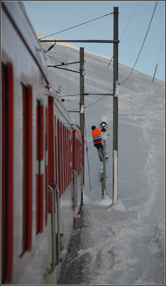 Vorbildlich, der Zug hält plötzlich an, keiner weiß warum bis der Lokführer aussteigt und den Schnee vom Signal kratzt, es war tatsächlich nichts mehr sichtbar.
Zwischen Andermatt und Nätschen, Januar 2015.