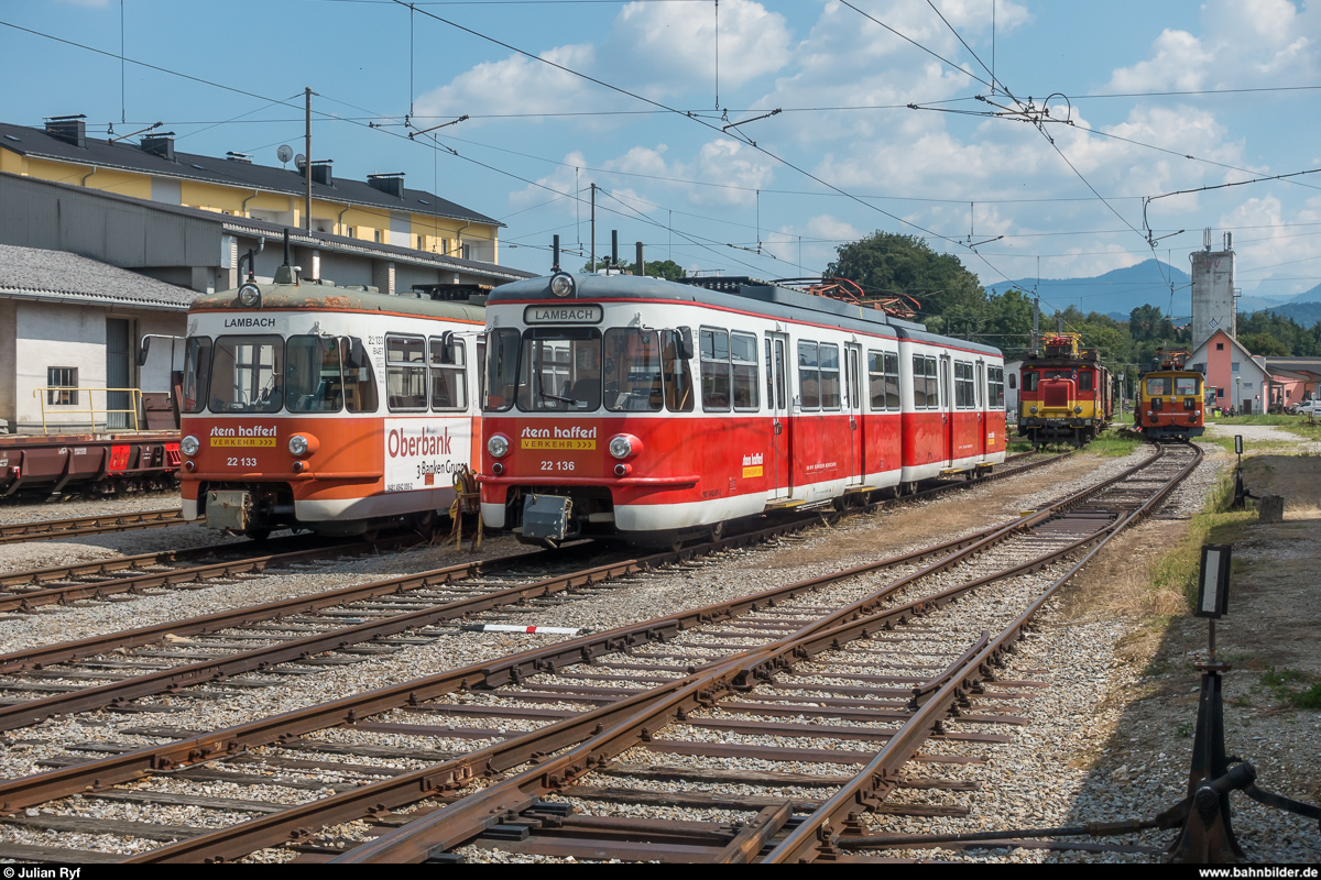 Vorchdorferbahn: Die beiden ET 22 von den Linzer Lokalbahnen stehen am 24. Juli 2018 arbeitslos in Vorchdorf.
