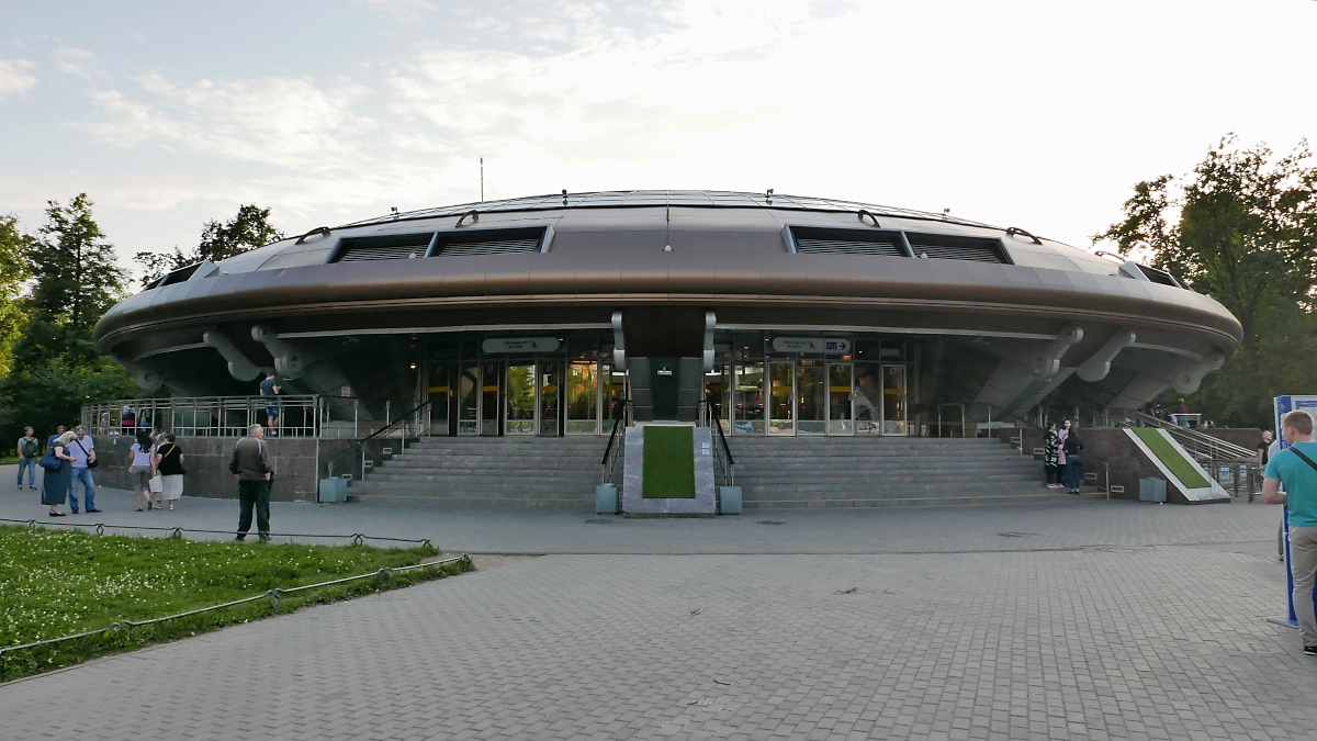 Vorderseite (Ausgangsbereich) der Metro-Station Gor'kovskaya, St. Petersburg, 12.8.17